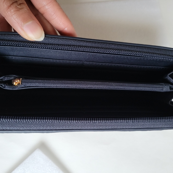 Tommy Hilfiger Navy Wallet with Red and White Stripes - Picture 4 of 7